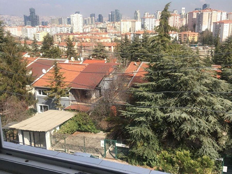 Çi̇ğdem mahallesi̇nde manzarali hari̇ka konumda 3+1 satilik dai̇re