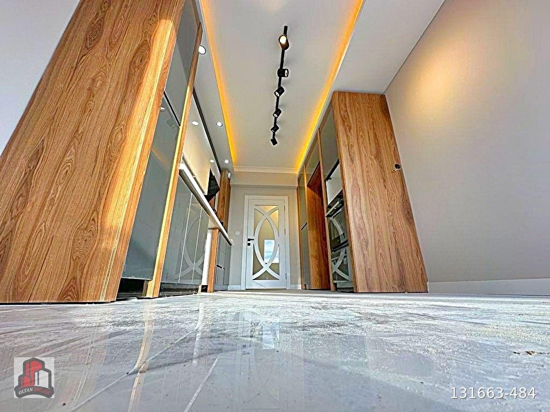 Oltan emlak'tan göz kamaştiran tasarimi i̇le sifir i̇skanli geni̇ş oturum satilik 4+1 dai̇re