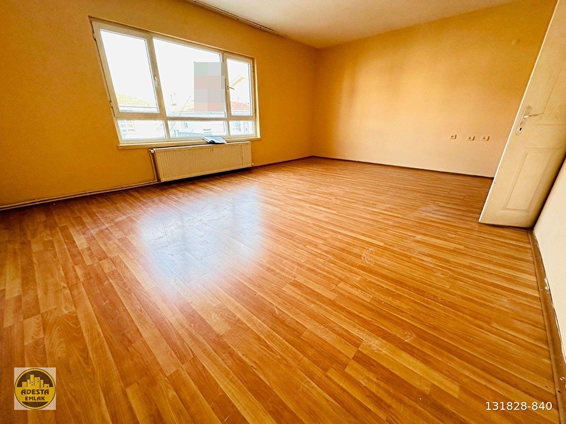 Şafaktepe mahallesi̇nde satilik katta 3+1 dai̇re
