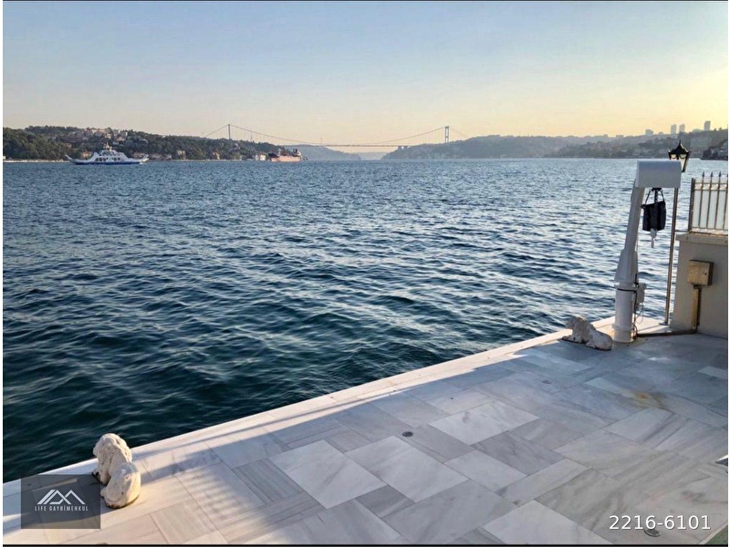 Yeniköy'de satılık müstakil rıhtımlı yalı