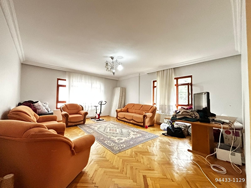 Wai̇ki̇ki̇ yakini di̇kmen cadde yani katta asansörlü kapali  o.parkli geni̇ş  3+1 dai̇re