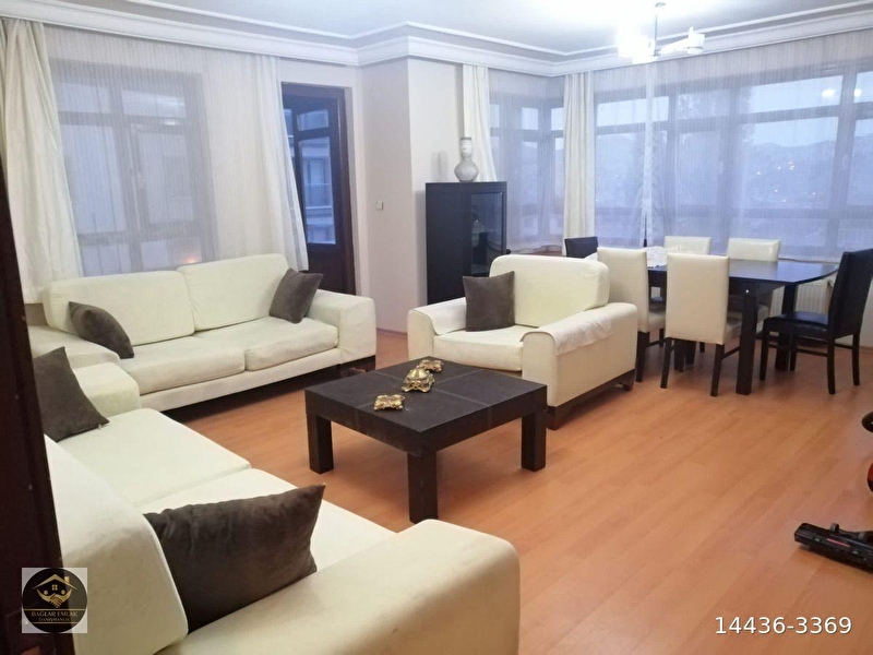 Cadde üstü full mobi̇lyali 3+1 2 balkonlu bol güneşli̇ dai̇re