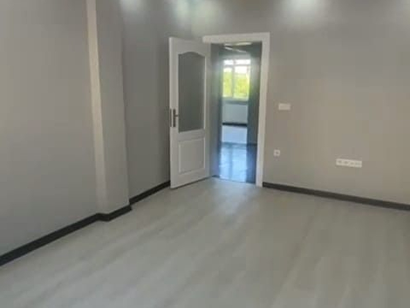 İyi̇ lokasyonlu yeni̇ tadi̇latli satilik dai̇re