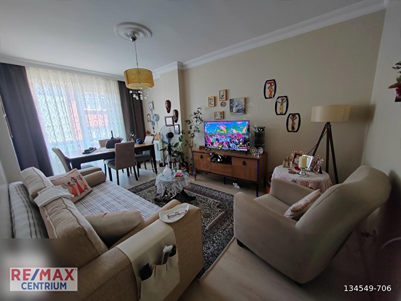 Genç bi̇nada arakatta balkonlu ön cephe 2+1 satilik dai̇re