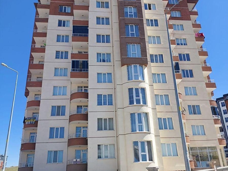 Mi̇msi̇n şi̇ri̇ntepe mahallesi̇n de satilik cok geni̇ş  dai̇re
