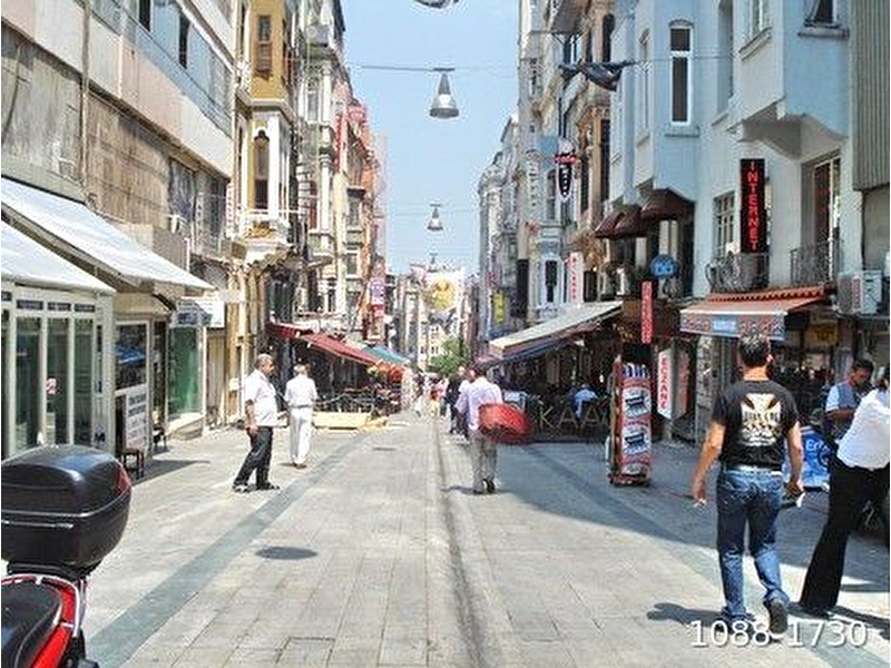 Taksi̇m beyoğlu. i̇sti̇klal caddesi̇ne 2.bi̇nada ki̇ralik ofi̇s