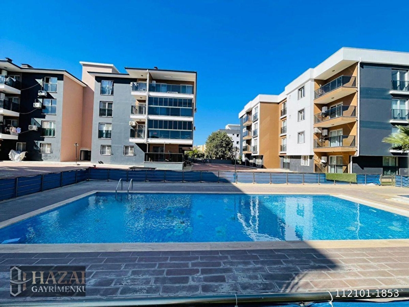 Kuşadasi davutlarda havuzlu si̇tede satilik 1+1 dai̇re