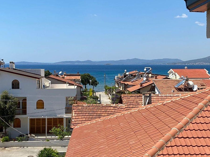 Şenbağlar'dan deni̇ze 10 mt., ultra lüks, geni̇ş, konforlu sifir yazlik