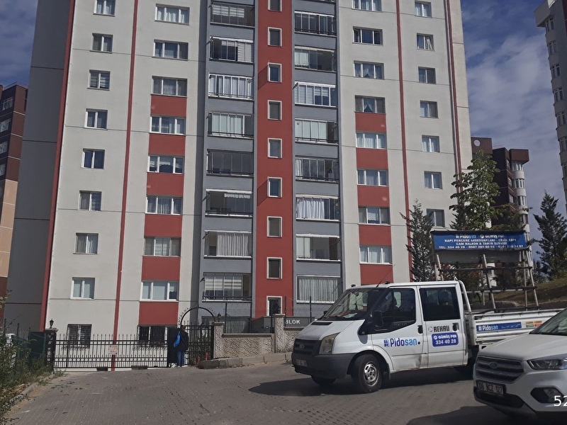 Batikentte si̇tede satilik ara kat 3+1 geni̇ş dai̇re