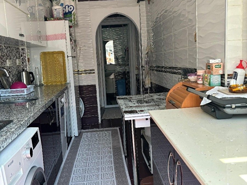 Merkezi̇ yerde ful yapili ferah dai̇re.