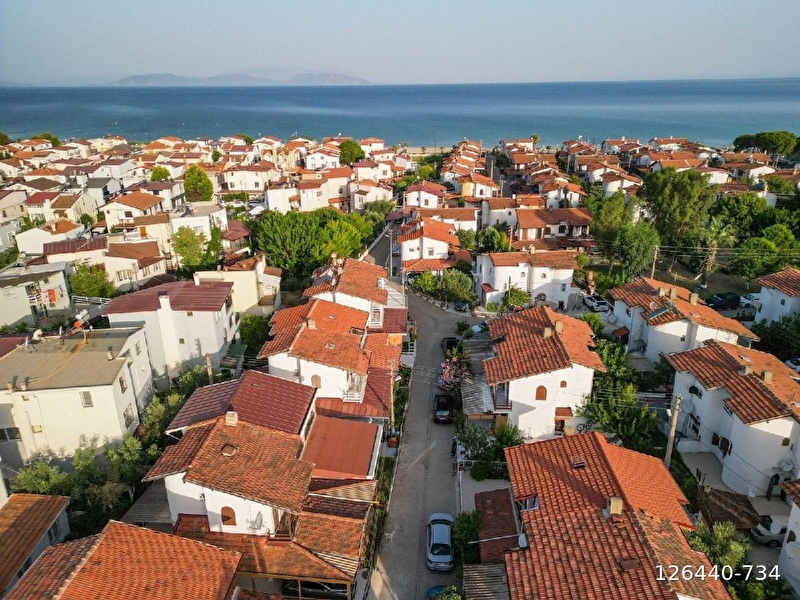Kuşadasında denize i̇lk sitede satılık villa