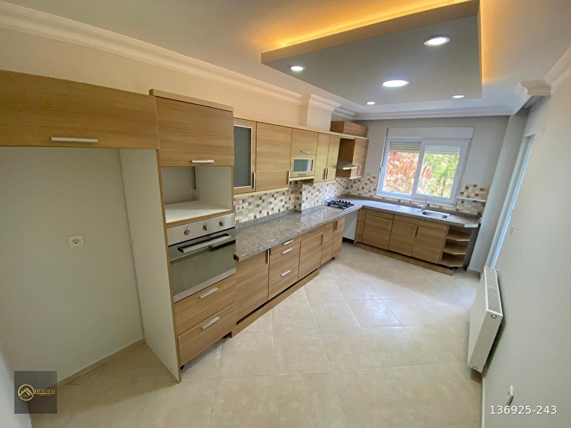 Herdem gayri̇menkul'den  akçayda köşe ön cephe yüksek gi̇ri̇ş net 110m2 2+1 satilik dai̇re
