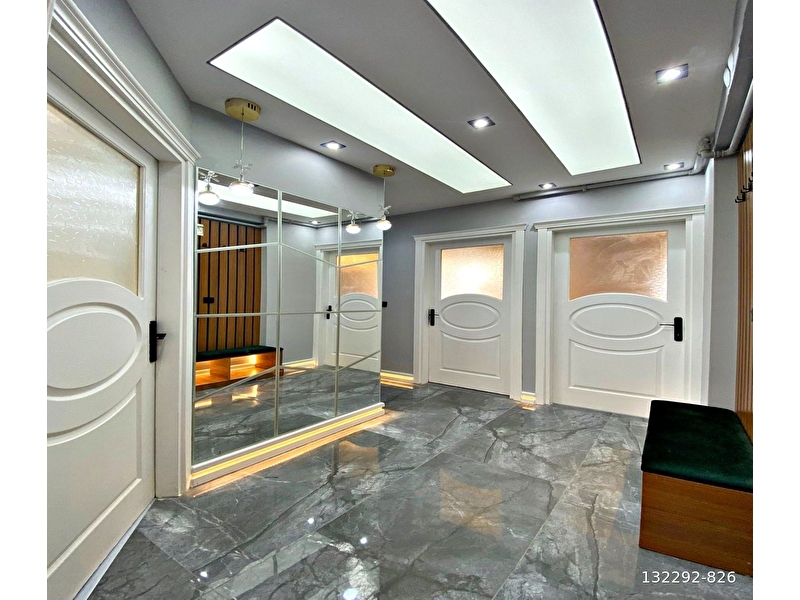 Metrobüse 5 dk yürüme mesafesi̇nde lüks 2+1 satilik dai̇re