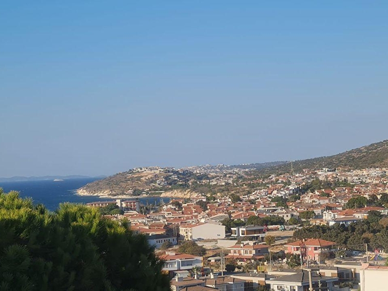 İzmir çeşme çiftlikköy'de bahçeli satılık 4+1 triblex villa