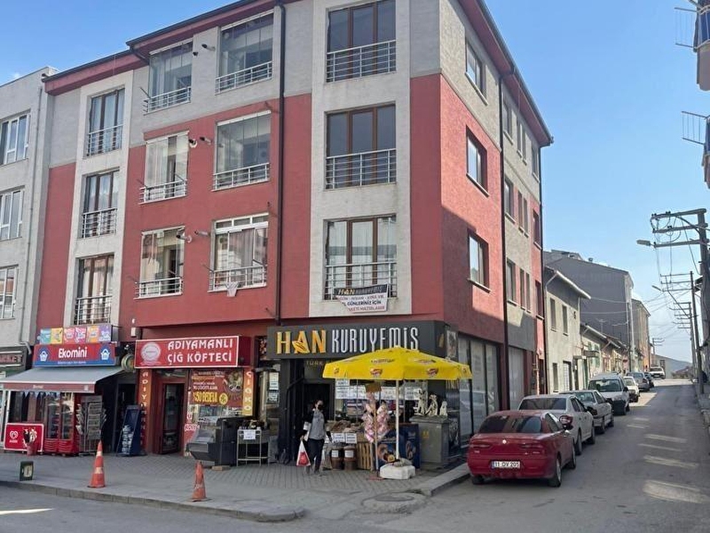 Çamlica mah. tombakzade cad.üzeri̇nde geni̇ş satilik 3+1 dai̇re