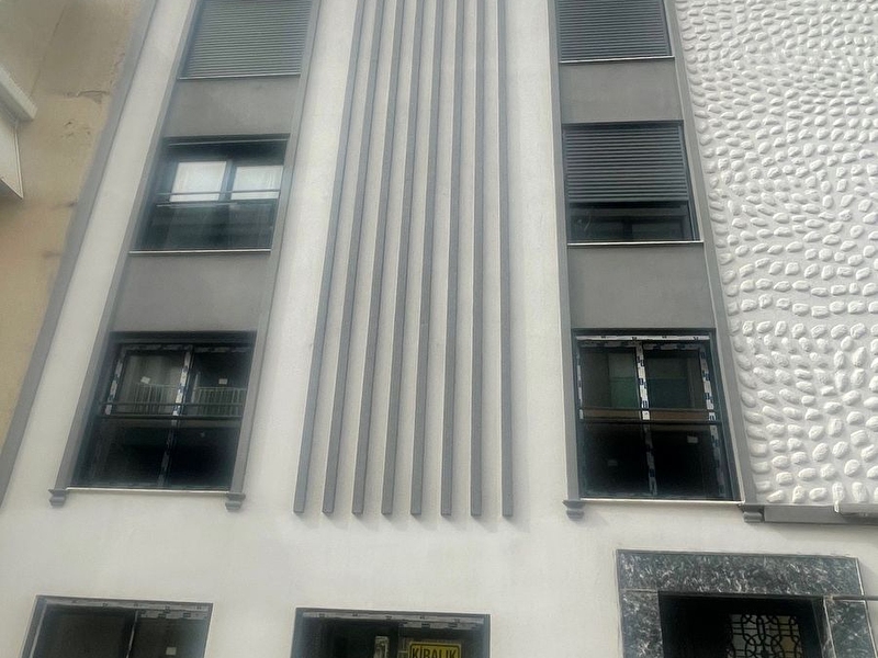 İsti̇nye park yakini 2+1 asansörlü doğalgazli arakat yeni̇ dai̇re