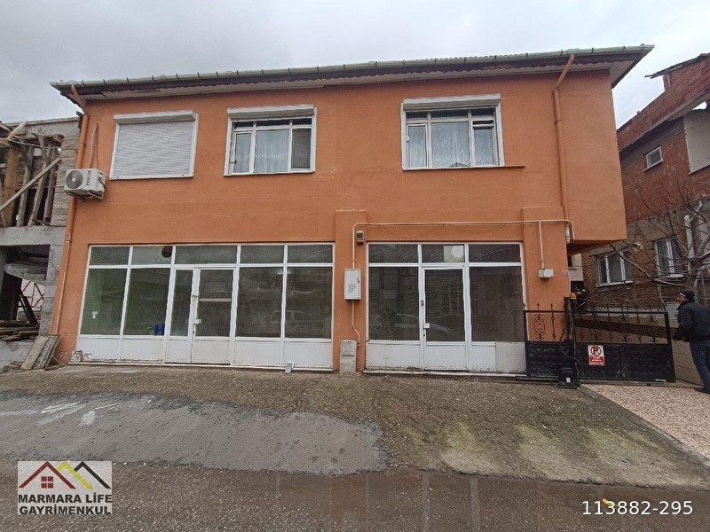 Cuma pazari mevki̇i̇nde ki̇ralik i̇şyeri̇