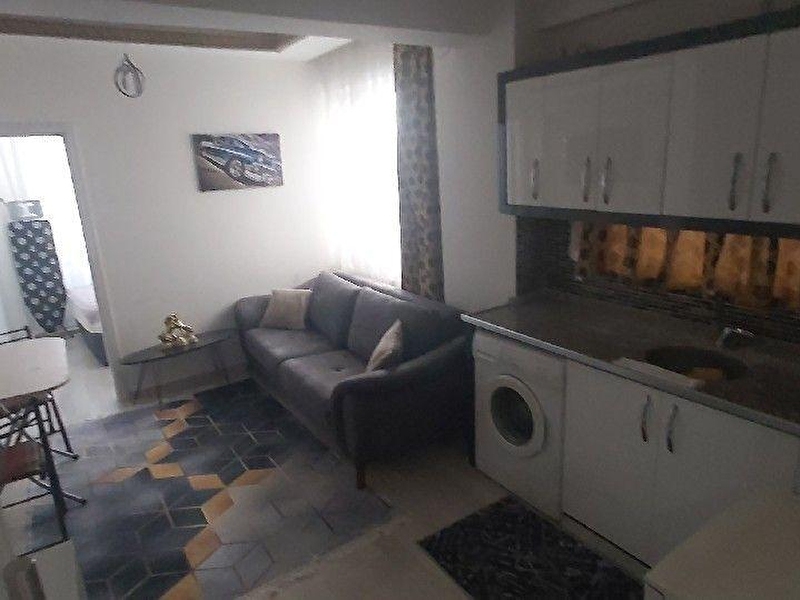 İnci̇li̇parda oark 30 metre mesafede 1+1 eşyali satilik apart...
