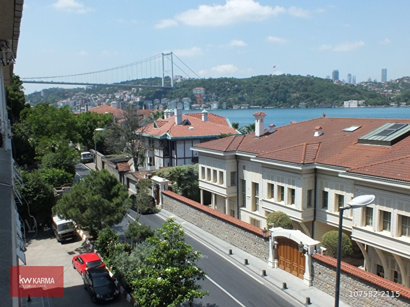 Kanlıca'da, deniz ve koru manzaralı, 2 adet yol yalı dairesi