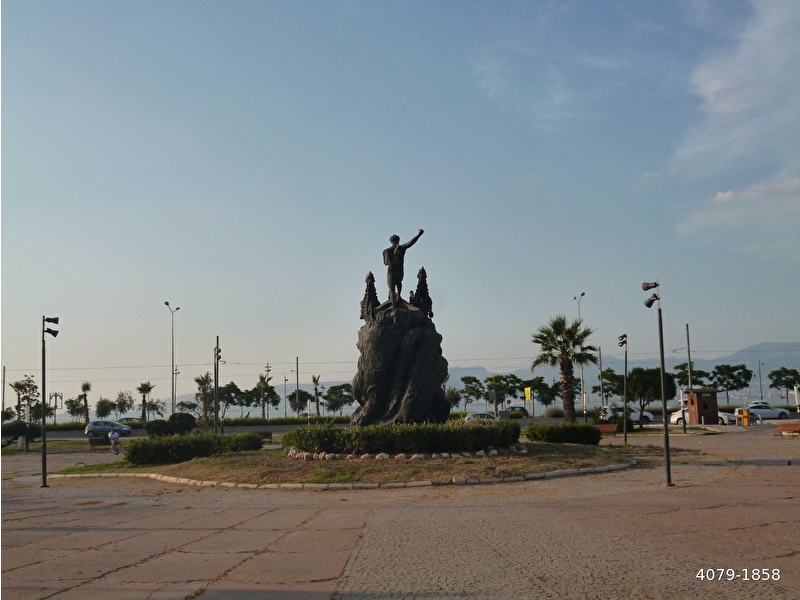 Çandarli li̇manina 2 km mesafede sanayi̇ i̇marli  5400m2 arsanin yari hi̇ssesi̇
