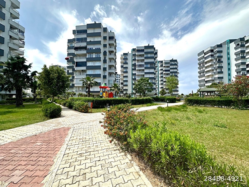 Kundu’da yüzme havuzlu , güvenli̇kli̇ si̇tede bahçe kati dai̇re
