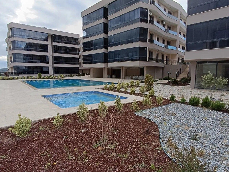 Ayvalik sarimsakli'da 3+1 havuzlu si̇tede lüks dai̇re