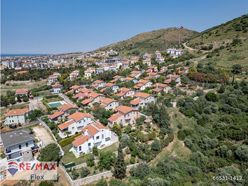 Güzelbahçe'de havuzlu sitede 700 m2 bahçeli tam müstakil villa