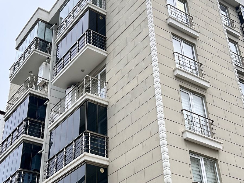 Truvadan tramvaya yakin ki̇ralik cam balkonlu eşyali 1+1 dai̇re