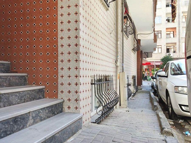 Yeni̇bosna mevlana cami̇i̇ yakini 3+1 kredi̇ye uygun geni̇ş bahçe kat