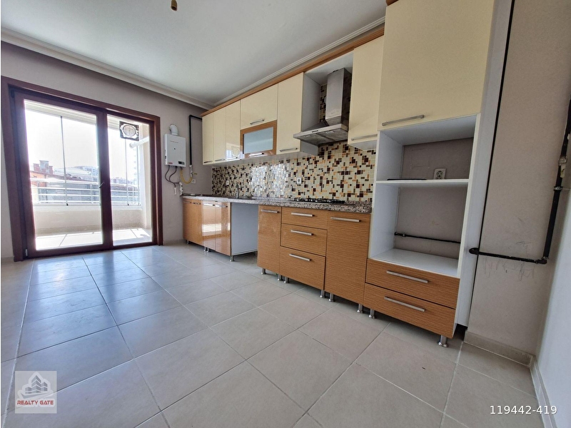 Merkezi konumda yapılı geniş cam balkonlu kiralık daire!!!...