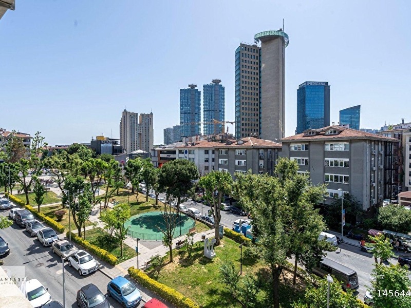 Levent'in merkezinde yatırım fırsatı: 2 yatak odalı çift teraslı satılık daire