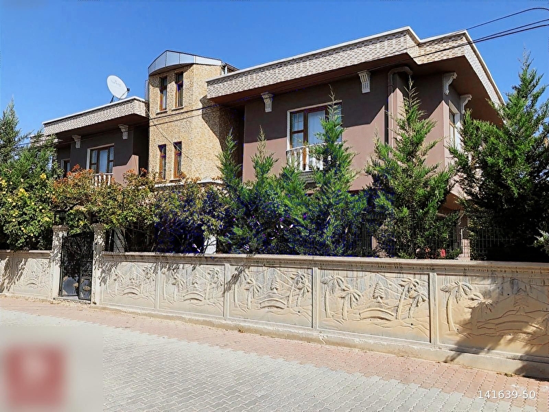 Meram yaka'da 5+1 420 m2 satilik tri̇plex vi̇lla