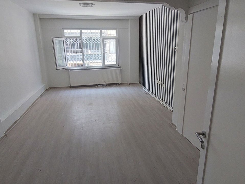 Üsküdar boyaci emlaktan satılık daire validei atık mah 1 kat boyalı temiz 2+1-95 m2 kombili