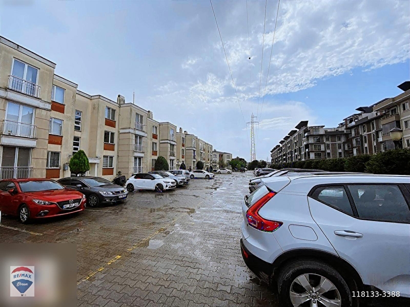 Remax dreamden vefakent gülbahçe si̇tesi̇nde satilik arakat 3+1