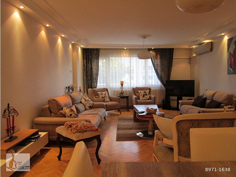 Bulvar üzeri̇ arakat asansörlü büyük satilik dai̇re...koçak gayri̇menkul