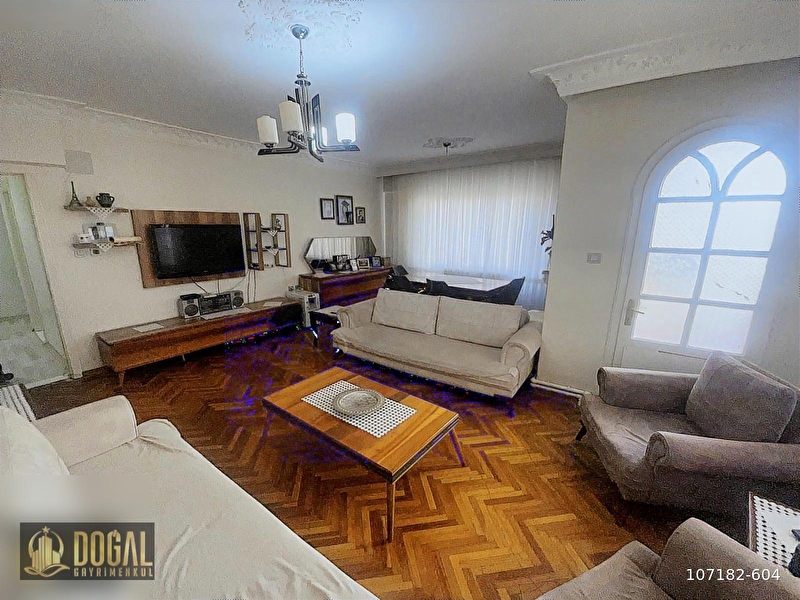 Sarigüllük'te 3+1 geni̇ş oturuma sahi̇p satilik dai̇re