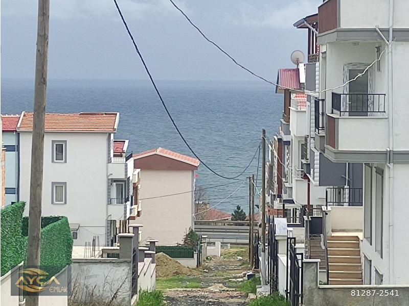 Deni̇ze çok yakin anayoldan 1 parsel i̇çerde ayçadan satilik 200m2 arsa