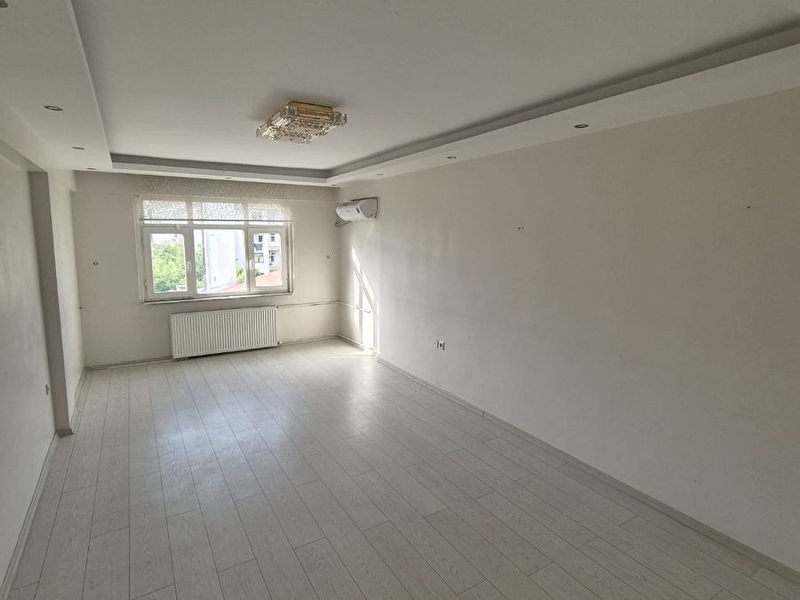 Bakirköy osmani̇yede tüm odalari güneş alan otoparkli dai̇re