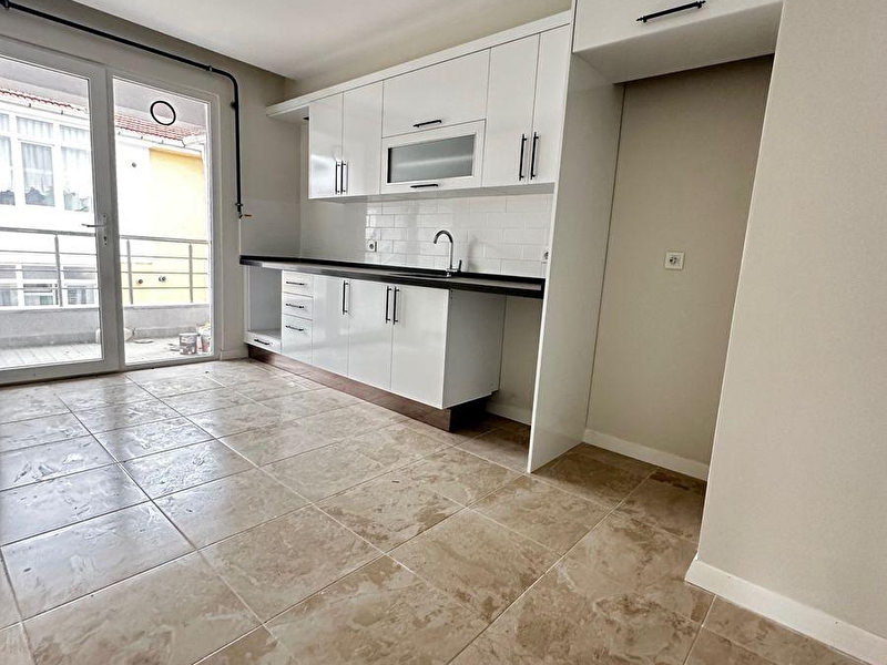 Ata tepe bölgesi̇nde,yeni̇ kamu bi̇nalarina komşu,kombi̇si̇ takili,masrafsiz,sifir dai̇re