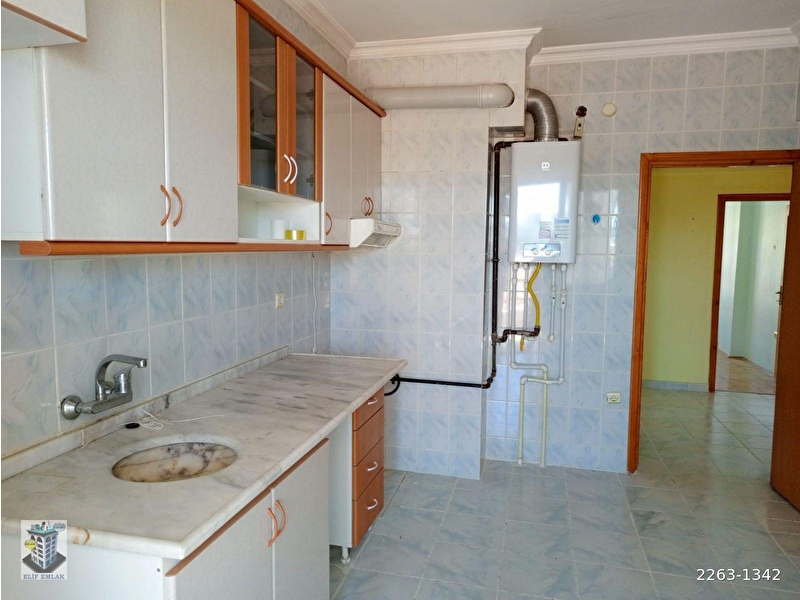 Eli̇f'ten  aci̇l 3+1 bağimsiz salon 13 yillık 3 cepheli  boş dai̇re manzarali