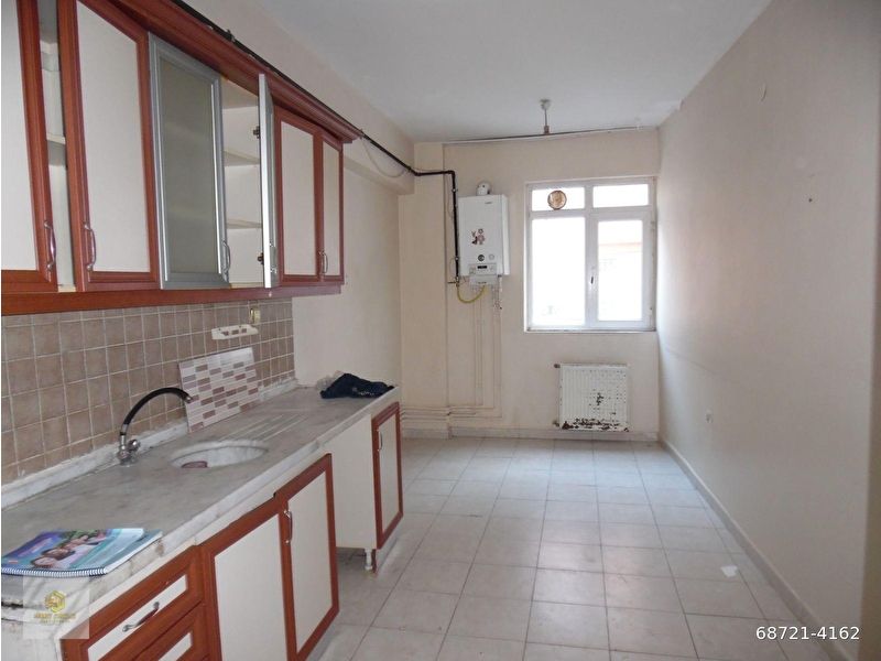 Hayri̇ye mahallesi̇nde sakarya caddesi̇ yakini satilik 3+1 dai̇re