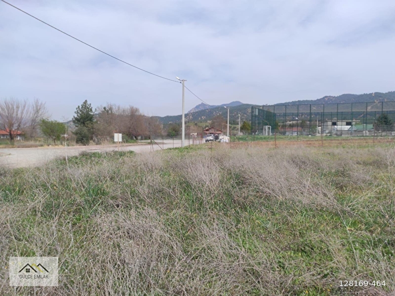 Honaz kizilyerde merkezi̇ konumda vi̇llalik satilik arsa
