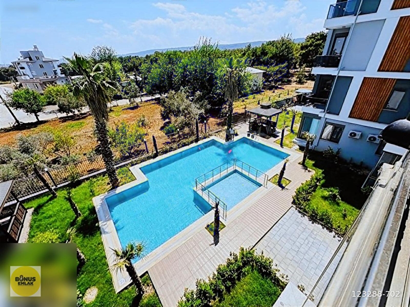 Havuz mazarali lüx güvenli̇kli̇ si̇tede 2+1 100 m2 ara kat süi̇t