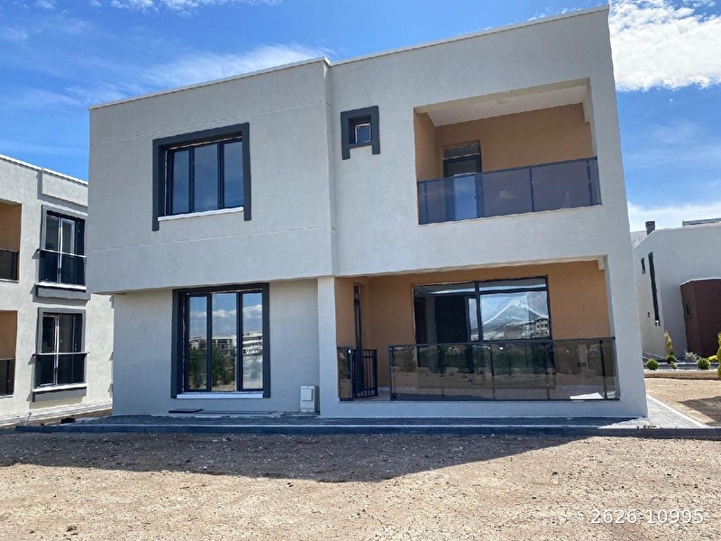 Bağlıca merkezde tam müstakil geniş bahçeli 5+1 villa