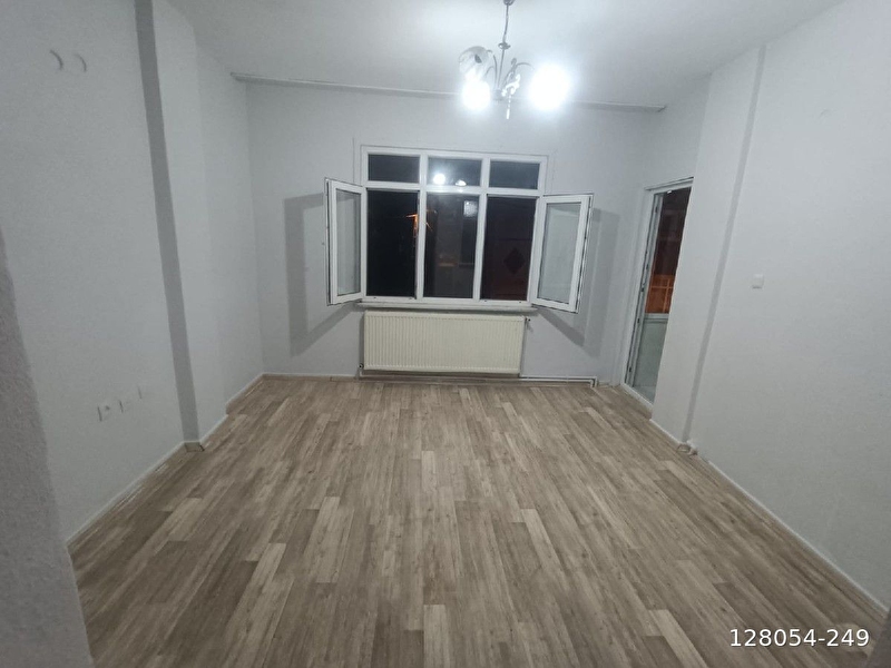 Üstün emlaktan k çekmece kanaryada  satilik dai̇re kat 2  öncephe     balkonlu  takasa uygundur