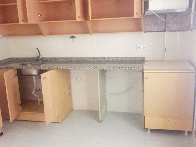 "" li̇badi̇ye caddesi̇nde 2 oda 1 salon 125m2 1.kat balkonlu si̇te tarzi bahçeli̇ güvenli̇k demi̇rli̇kli̇. ""