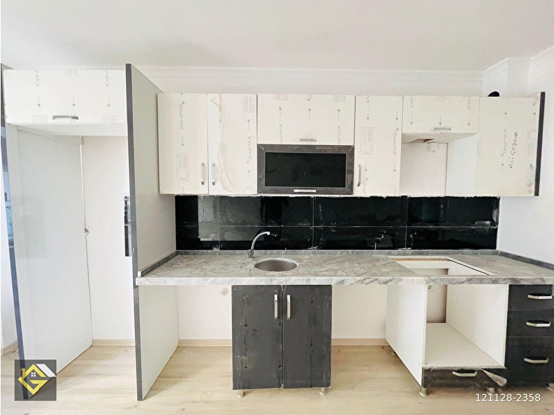 Gülveren'de abdülhakhami̇t caddesi̇ üzeri̇nde  katta terasli 3+1 satilik dai̇re !!