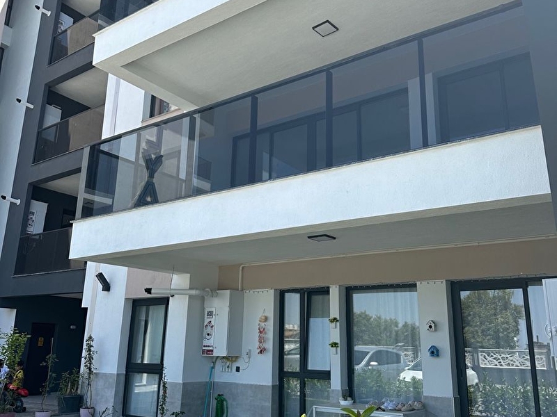 Havuzlu sitede doğalgazlı kapalı mutfaklı geniş balkonlu 2+1