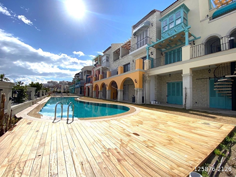 Alaçati port’da havuzlu si̇tede full deni̇z manzarali lüks 1+1 dai̇re