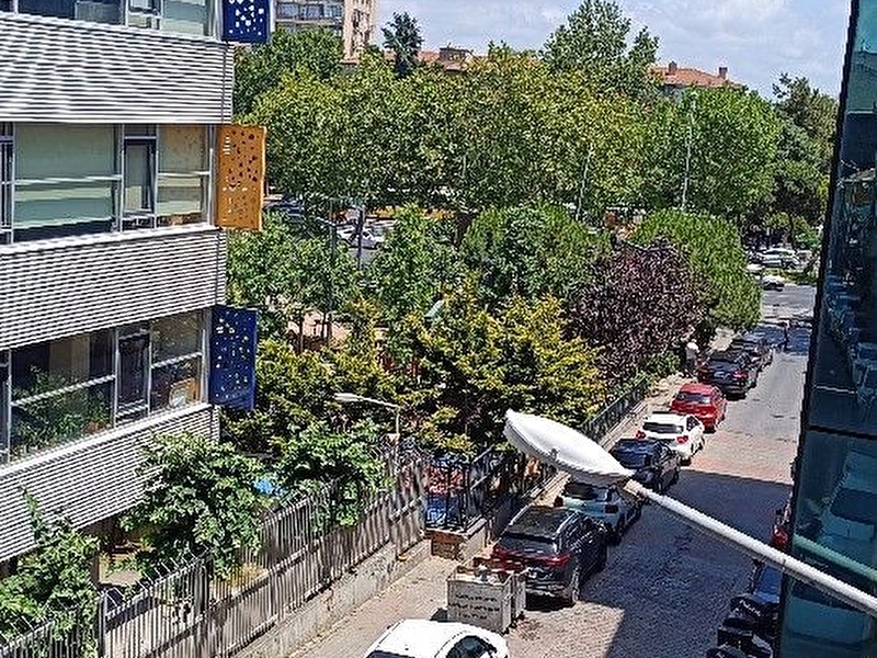 Çeli̇ktepe'de büyükdere cad. ve metroya, toplu ulaşimaya 5 daki̇kalik mesafede, kombi̇li̇